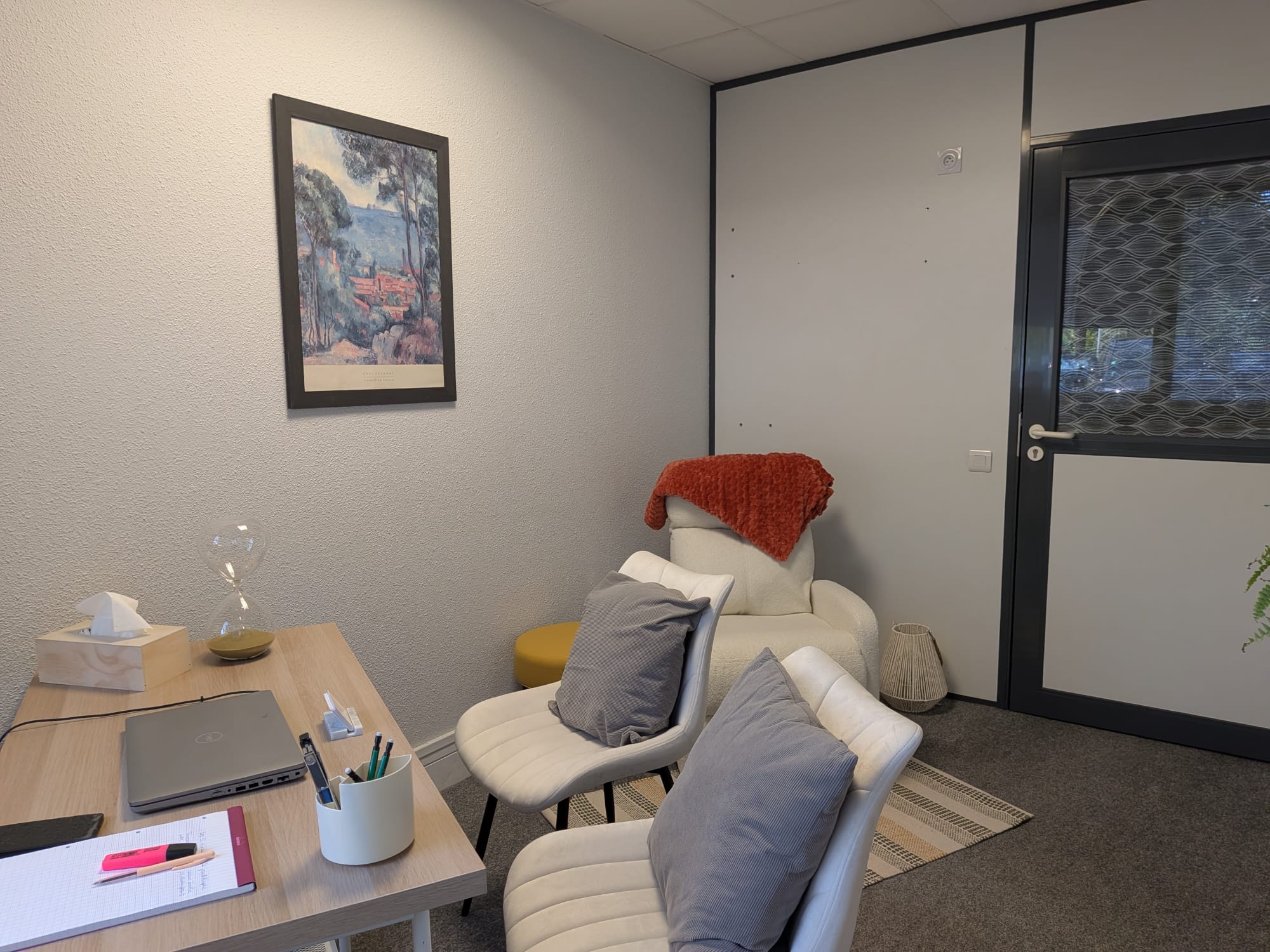 Vue d'ensemble du bureau de consultation avec décoration murale