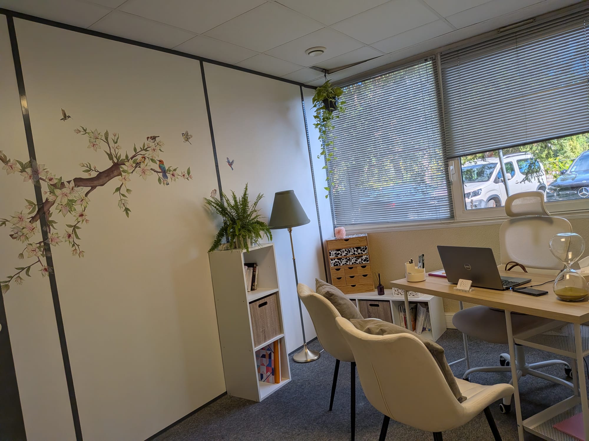 Espace de discussion avec fauteuils et tableau paysager