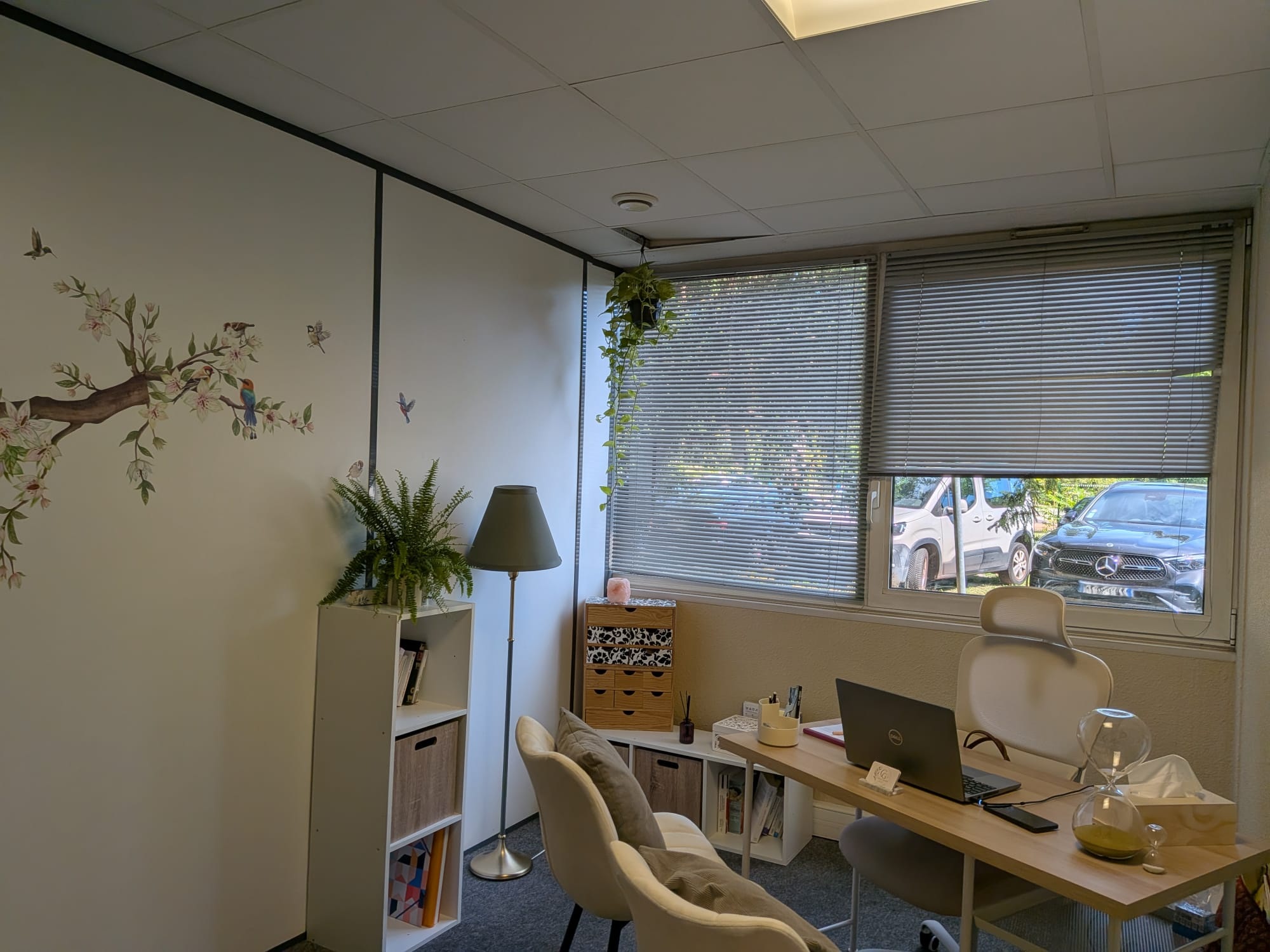 Vue rapprochée du bureau avec ordinateur et sablier