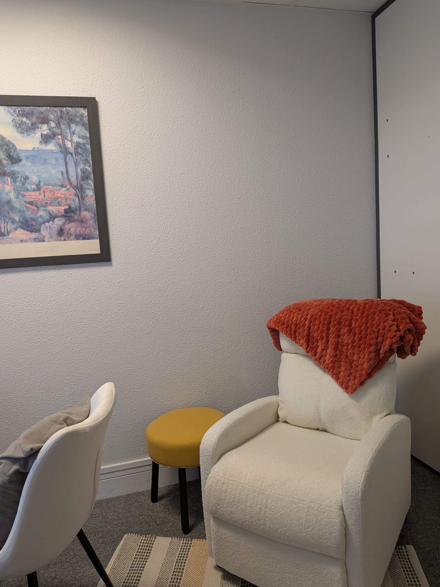 Détail du bureau avec la décoration florale et les plantes