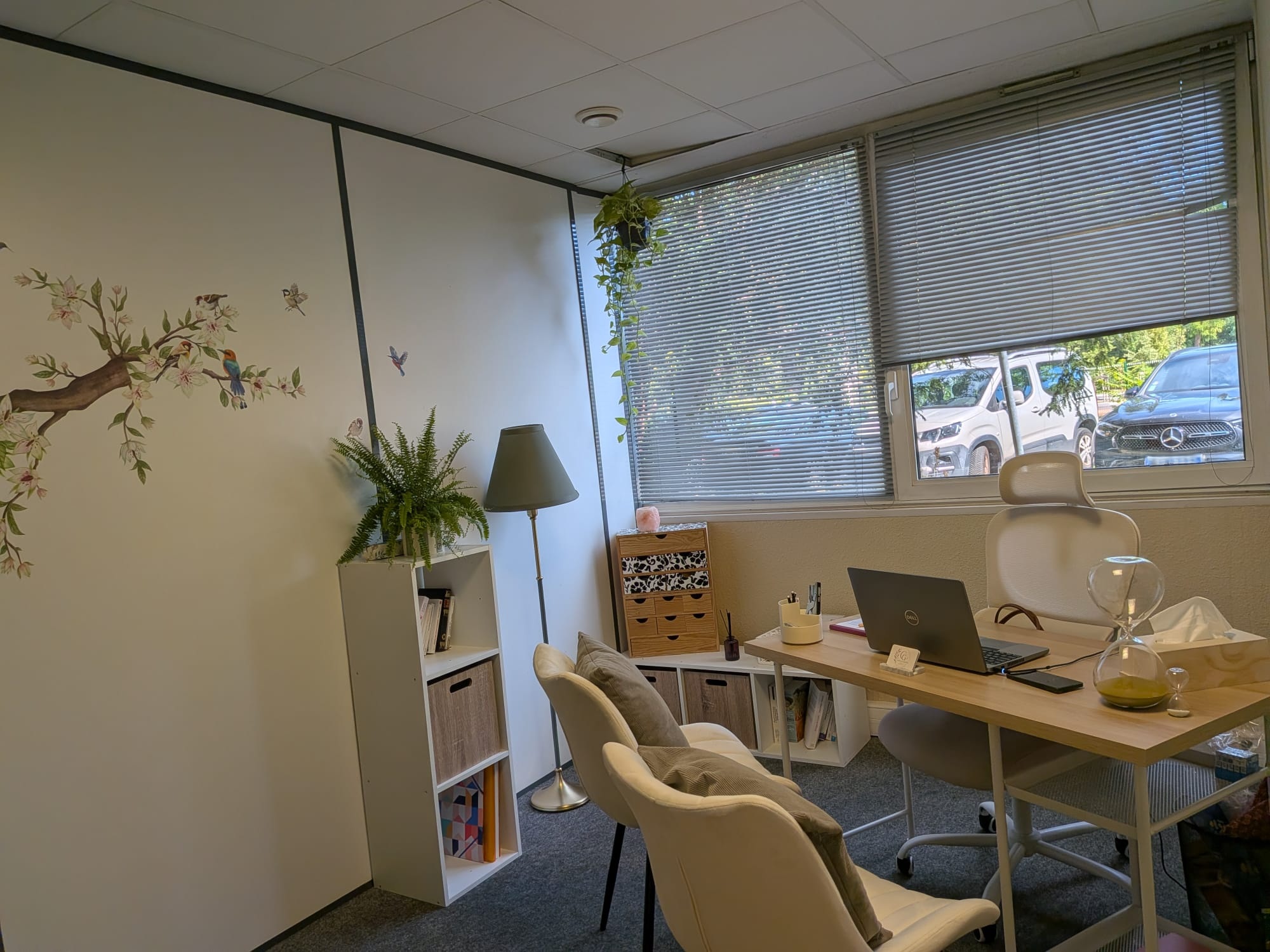 Espace de travail lumineux avec vue sur l'extérieur