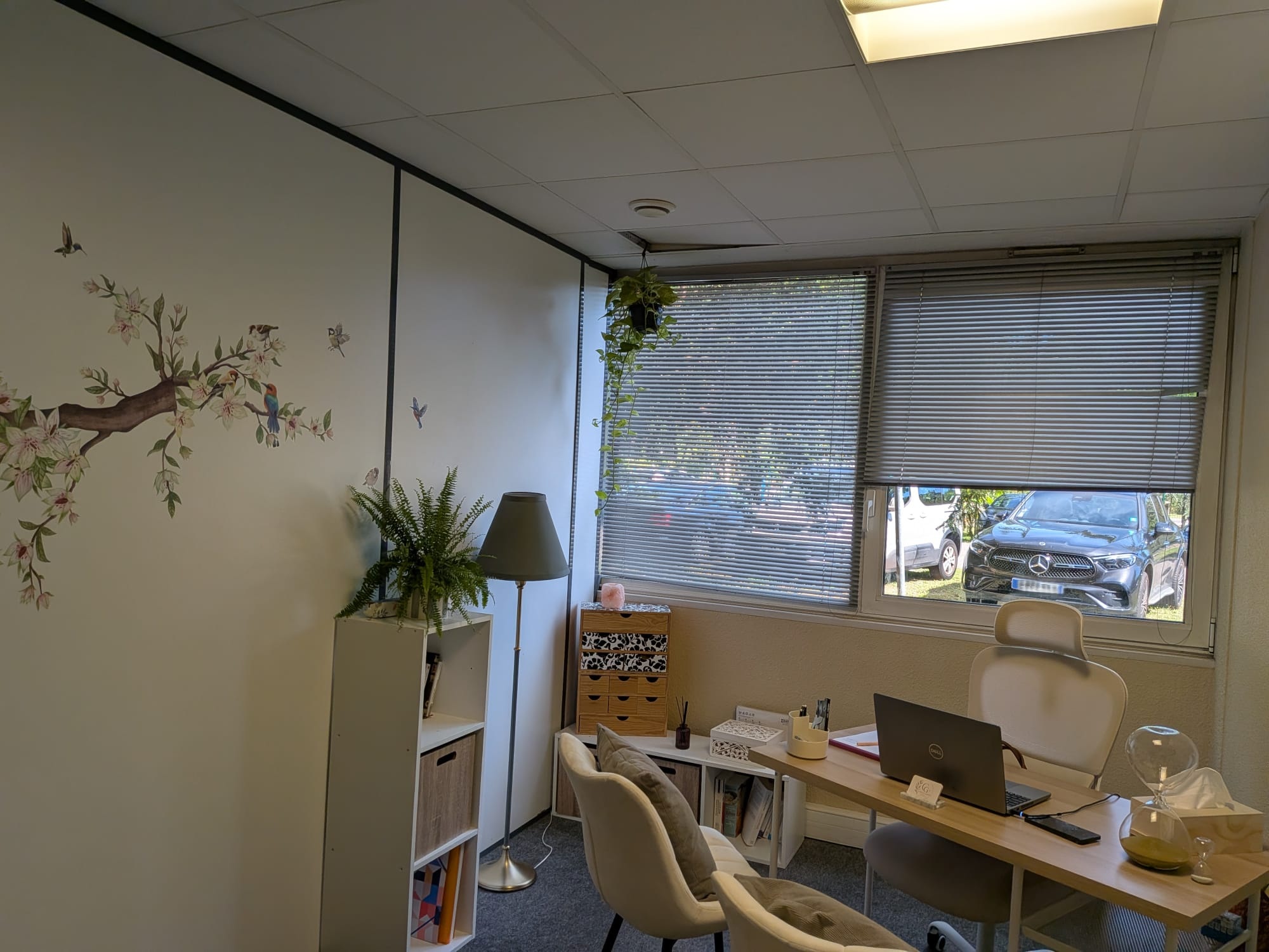 Perspective sur le bureau et la zone d'accueil